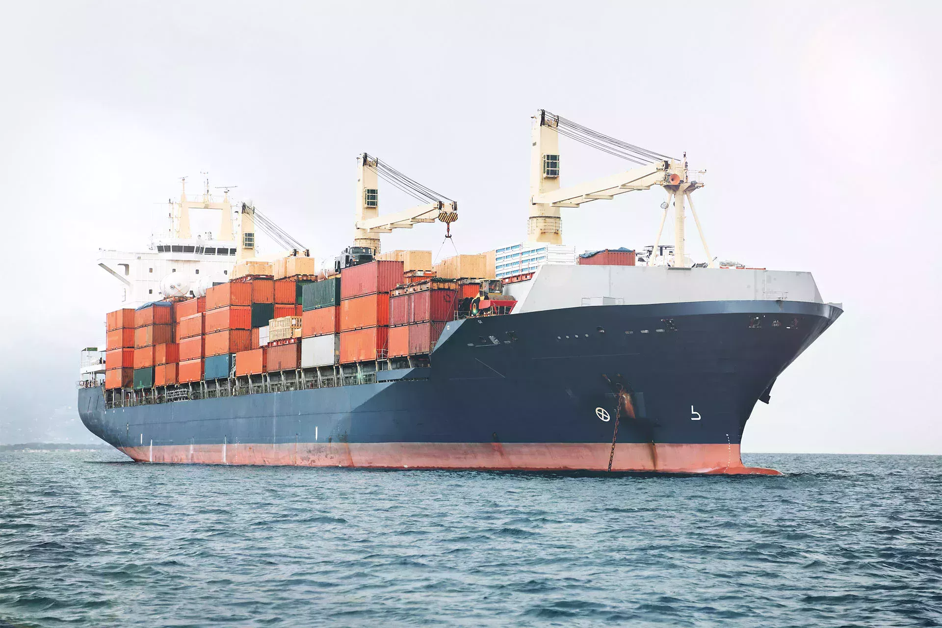Containerschiff auf dem Meer