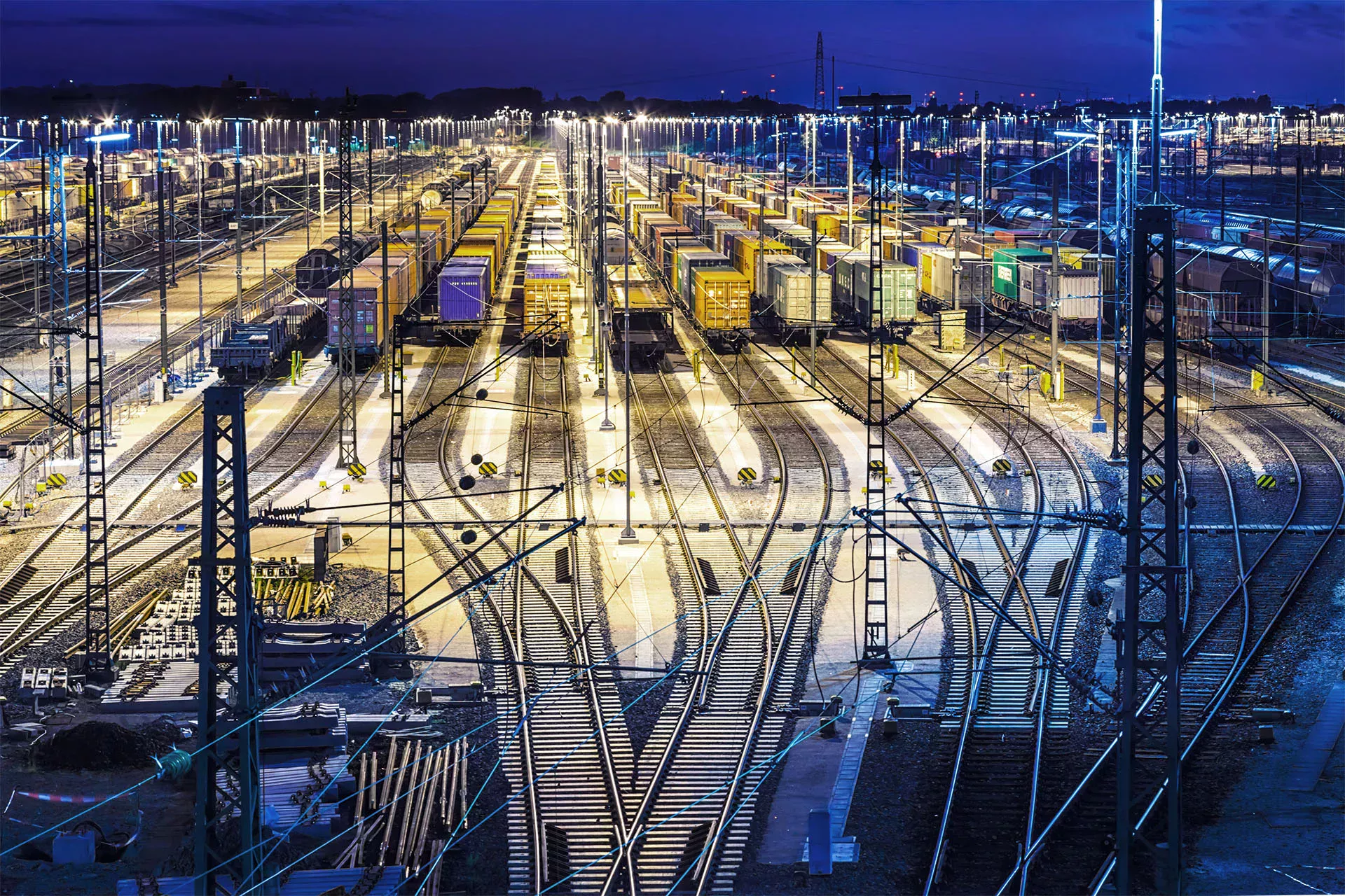 Güterbahnhof von oben bei Nacht