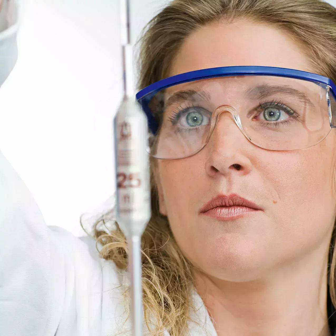 Una mujer con gafas de seguridad realiza una prueba
